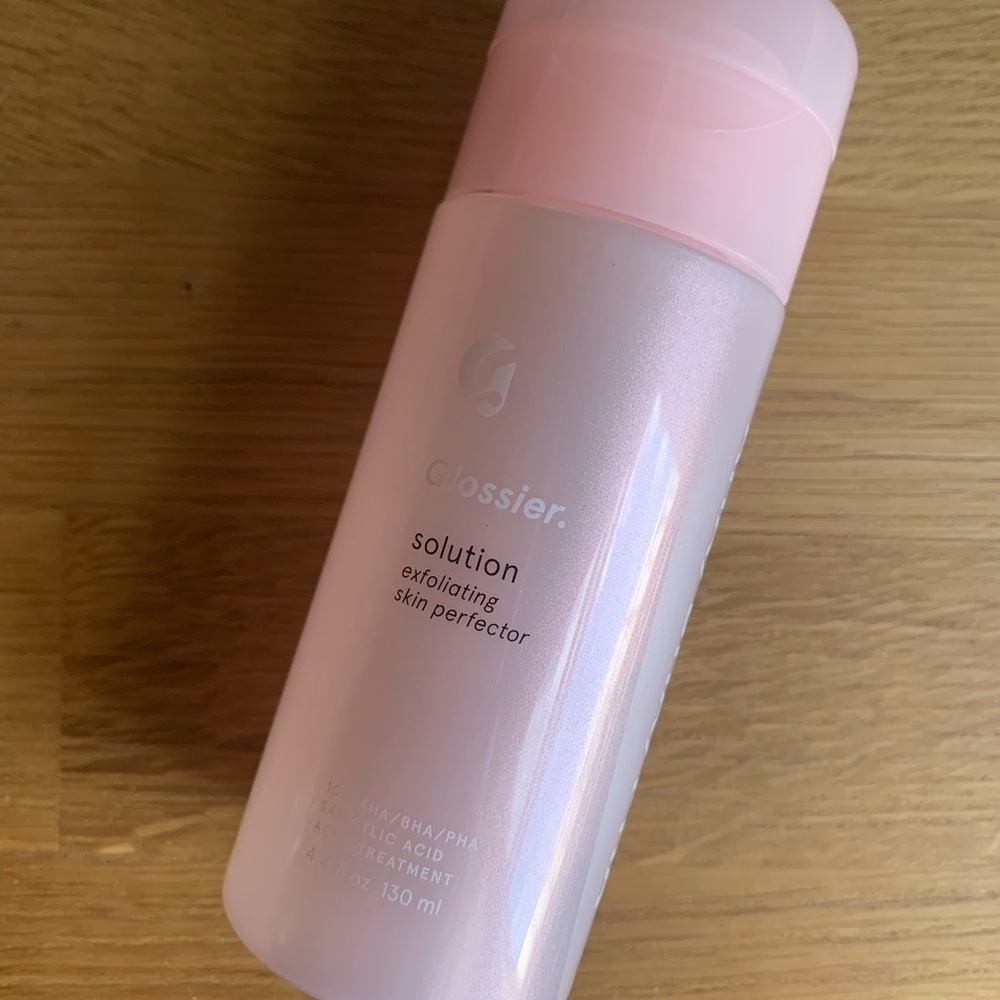 Glossier exfoliating skin protector solution